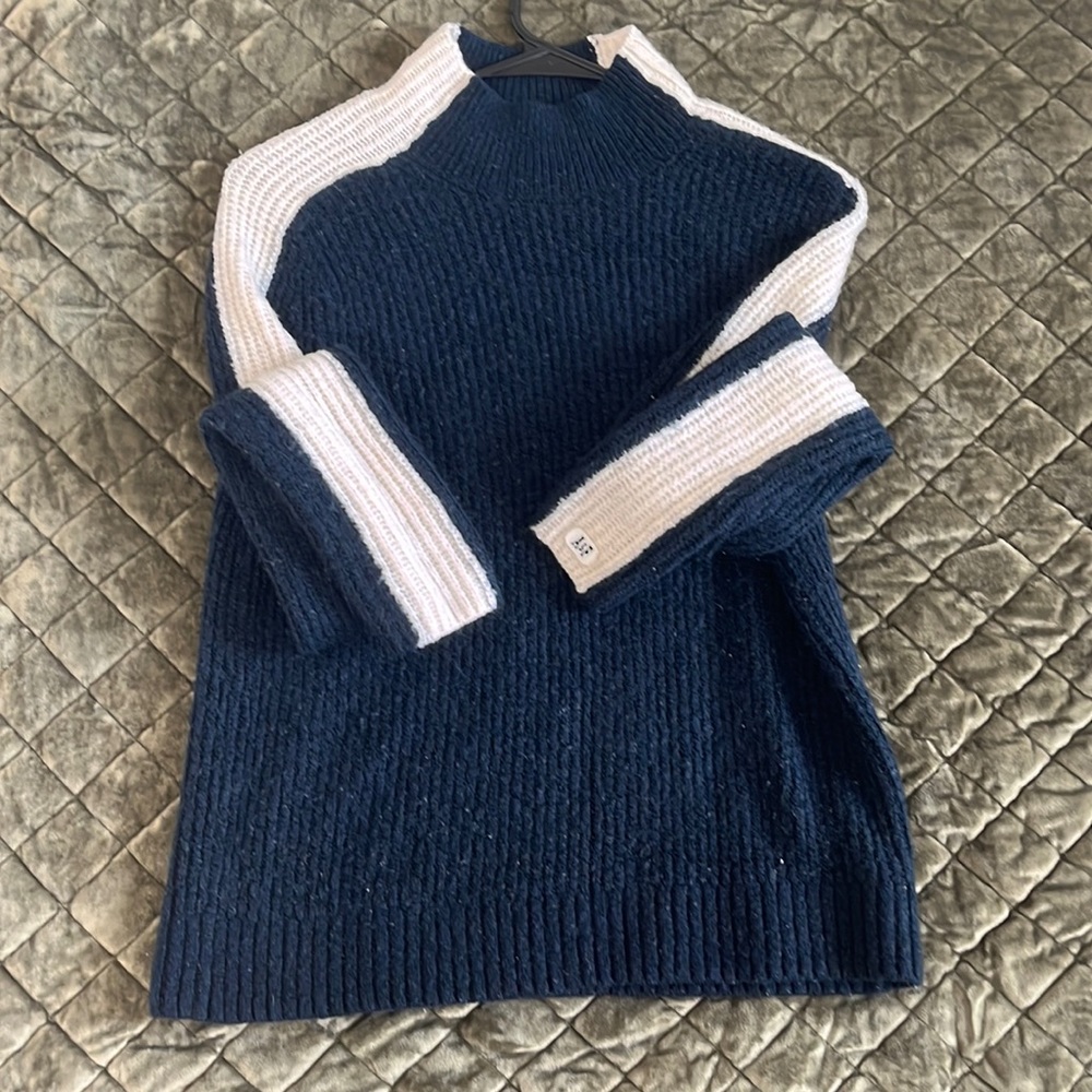 Abercrombie & Fitch navy and white mock-neck sweater in size XS.